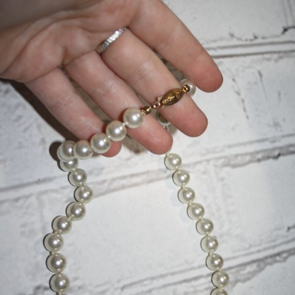 🤍 Chunky White Pearl Necklace · 18" · Vintage Radiance ✨ - Picture 2 of 4